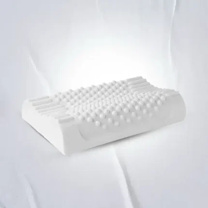صورة لشكل مخدة حبيبات ميموري فوم على الطبيعة يظهر بوضوح ارتفاع المخدة Picture of the Microbead Memory Foam Pillow in real life, clearly showing the pillow's height.