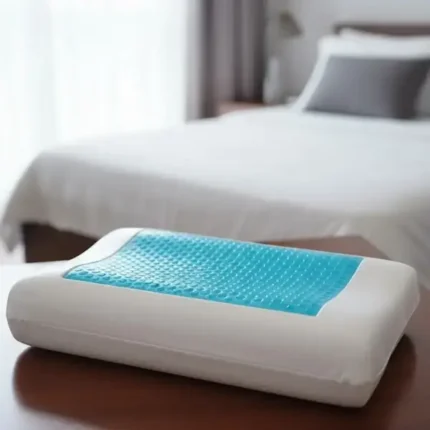 شكل مخدة كونتور جل ميموري فوم على طاولة داخل غرفة فندق Image of a Contour Gel Memory Foam Pillow on a table inside a hotel room.