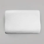 شكل مخدة كونتور كبيرة ميموري فوم فى كفر ابيض Image of the large contour memory foam pillow in a white cover.