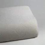 شكل مخدة كونتور كبيرة ميموري فوم فى كفر ابيض Image of the large contour memory foam pillow in a white cover.