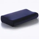 شكل مخدة كونتور كبيرة ميموري فوم فى كفر ازرق غامق Image of the large contour memory foam pillow in a dark blue cover.