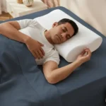 رجل ينام مرتاح على مخدة كونتور كبيرة من الميموري فوم A man sleeping comfortably on a large contour memory foam pillow.