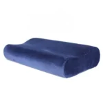 شكل مخدة كونتور وسط ميموري فوم بكفر ازرق Image of the medium contour memory foam pillow with a blue cover.