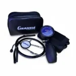 شكل جهاز قياس الضفط جرانزيا بالموتينس بساعة القراءة والكف وسماعة طبيب هدية وشنطة الجهاز Image of the Granzia Palmotens blood pressure monitor with the reading gauge, cuff, a free stethoscope gift, and the device case.