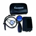 شكل جهاز قياس الضفط جرانزيا بالموتينس بساعة القراءة والكف وسماعة طبيب هدية وشنطة الجهاز Image of the Granzia Palmotens blood pressure monitor with the reading gauge, cuff, a free stethoscope gift, and the device case.