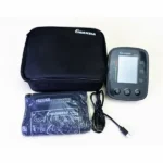 شكل جهاز قياس الضغط جرانزيا فاسيليتا مع الكف ووصلة الشاحن وشنطة الجهاز - Image of the Granzia Facilita blood pressure monitor with the cuff, charger cable, and device case.