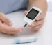 قياس مستوى السكر في الدم بجهاز منزلي Measuring blood sugar with a home glucose meter