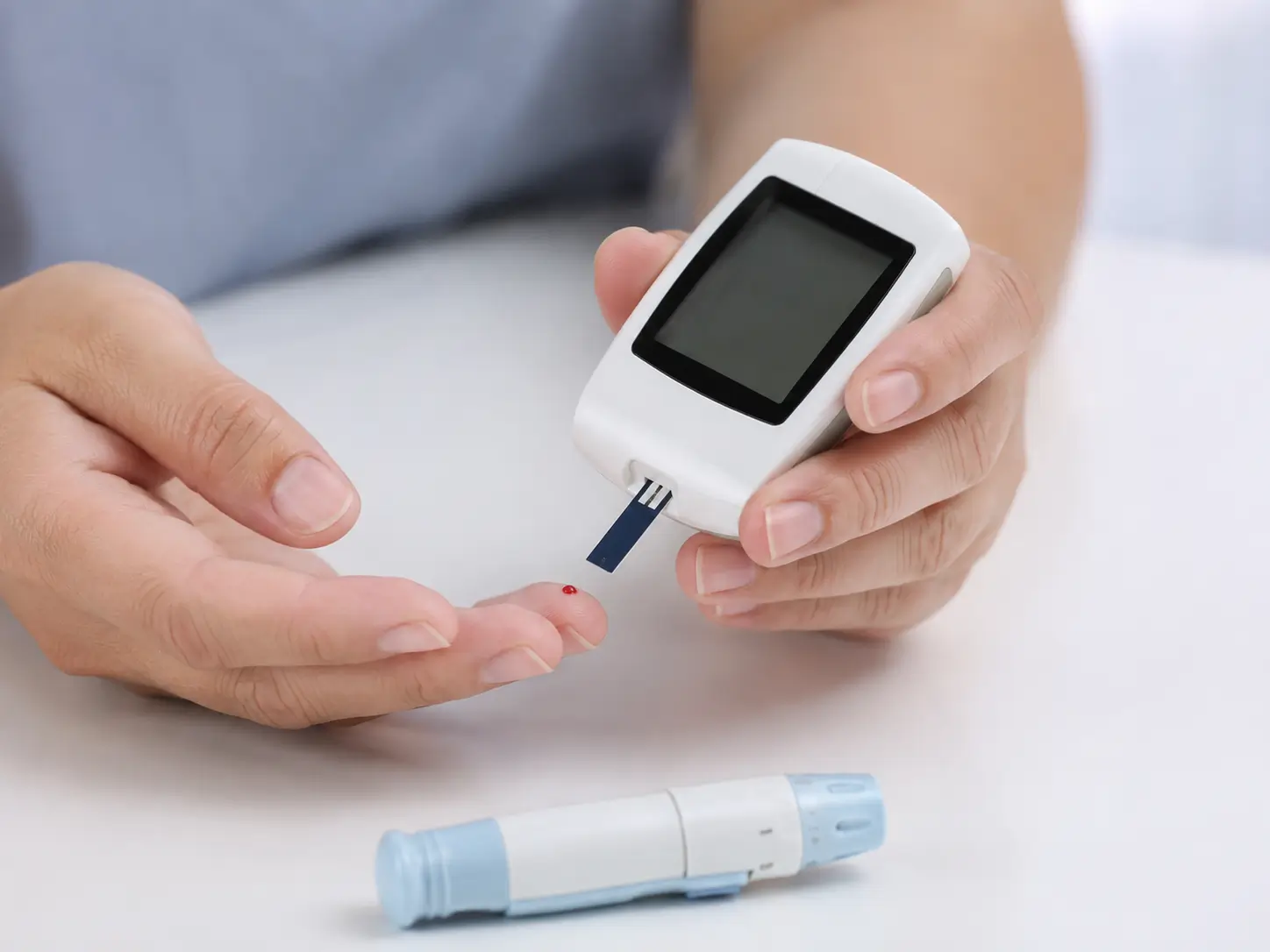 قياس مستوى السكر في الدم بجهاز منزلي Measuring blood sugar with a home glucose meter